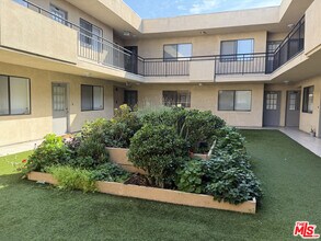 326 S Manhattan Pl in Los Angeles, CA - Building Photo - Building Photo
