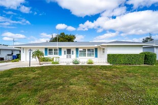 2449 Breakwater Cir in Sarasota, FL - Building Photo