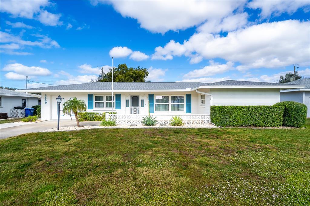 2449 Breakwater Cir in Sarasota, FL - Foto de edificio