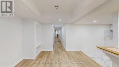 197 Vantage Lp in Newmarket, ON - Building Photo - Building Photo