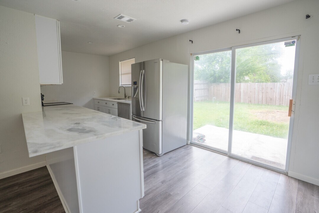 3914 Ripplebrook Dr in Houston, TX - Building Photo