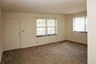 East Manor Apartments in Springfield, MO - Building Photo