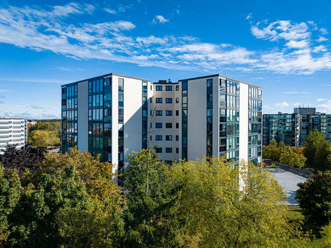 Woodlawn Towers in Guelph, ON - Building Photo - Building Photo