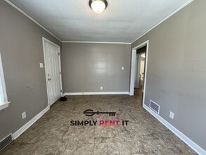 518 Hayward Ave in Ames, IA - Building Photo - Building Photo