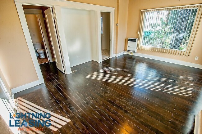 2735 San Marino St in Los Angeles, CA - Building Photo - Building Photo