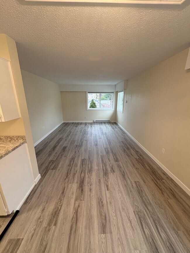 1111 Hillside Ave in Victoria, BC - Building Photo - Building Photo