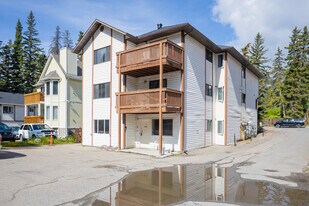 426A Muskrat St in Banff, AB - Building Photo