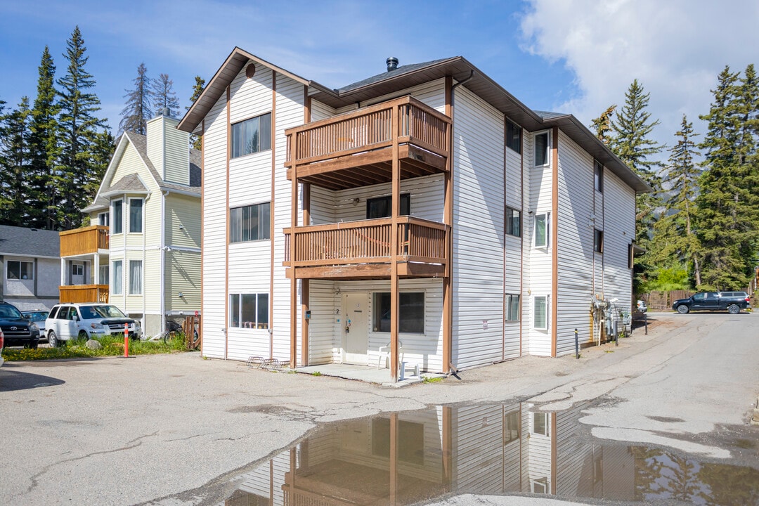 426A Muskrat St in Banff, AB - Building Photo