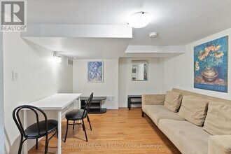 32 Chamberlain Ave in Toronto, ON - Building Photo - Building Photo