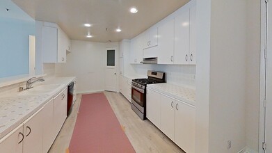 5350 White Oak Ave in Los Angeles, CA - Building Photo - Building Photo