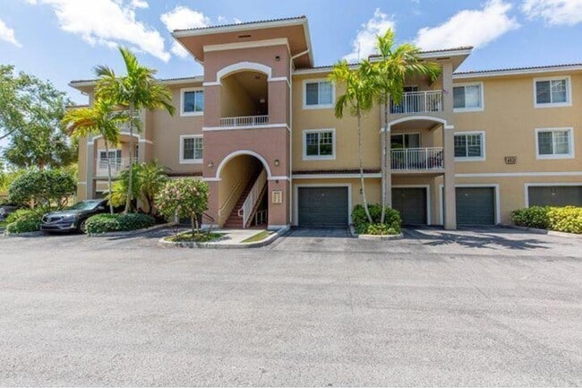6556 Emerald Dunes Dr, Unit 205 in Royal Palm Beach, FL - Foto de edificio - Building Photo
