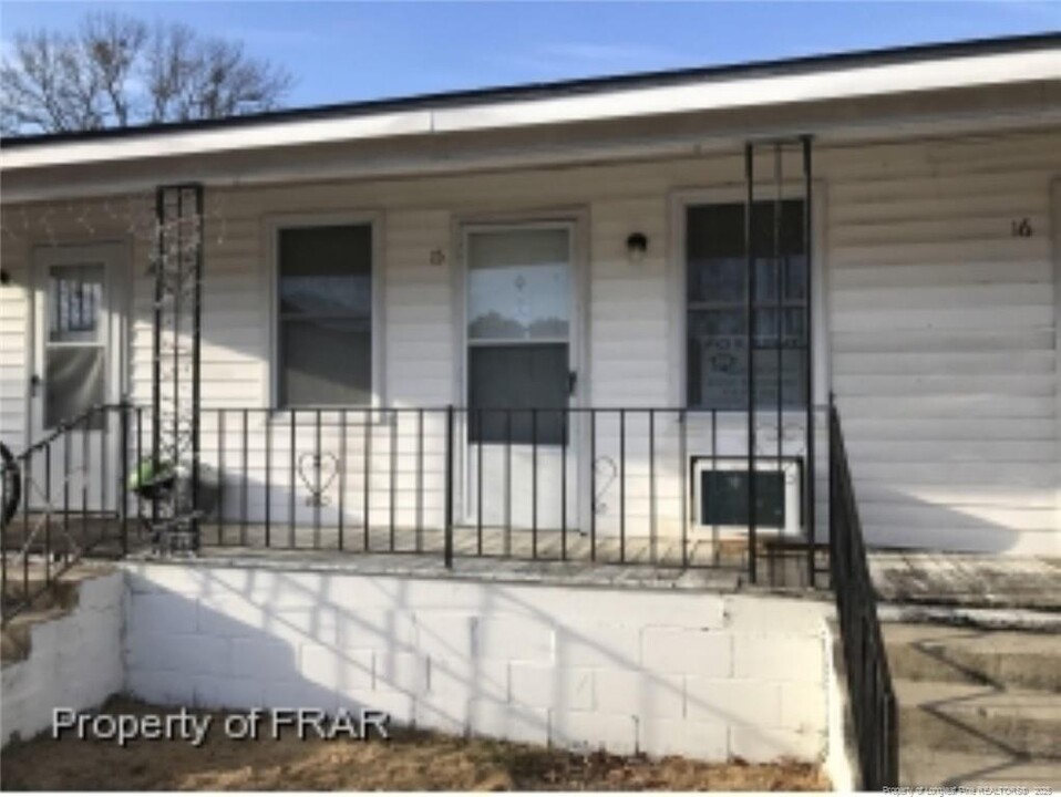 125 Bogard Cir in Spring Lake, NC - Building Photo