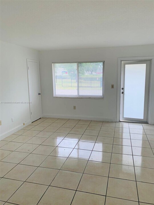 2647 NE 204th Terrace in Miami, FL - Building Photo