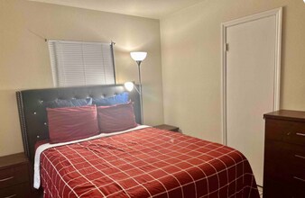 2049 NW 36th Ave in Gainesville, FL - Building Photo - Building Photo