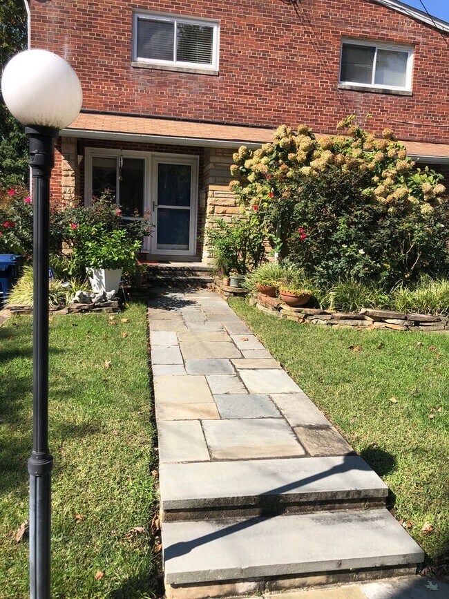 218 E Taylor Run Pkwy in Alexandria, VA - Foto de edificio - Building Photo