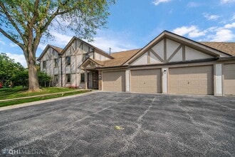 920 Surrey Dr in Schaumburg, IL - Building Photo - Building Photo