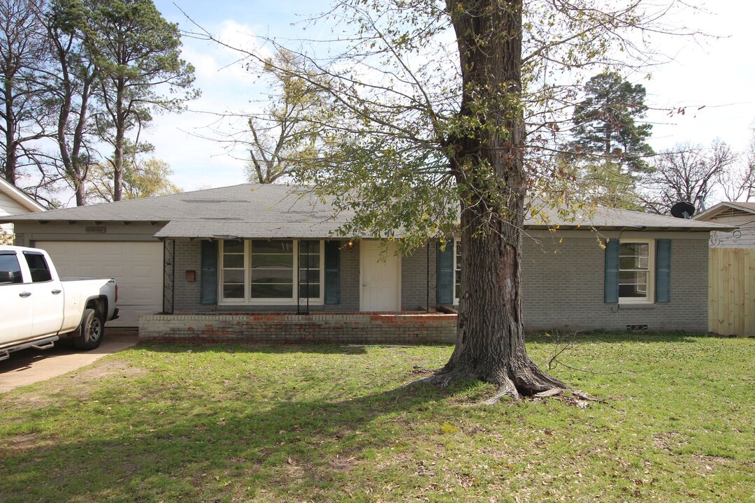 1712 Redbud Ave in Tyler, TX - Building Photo