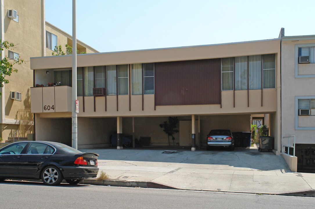 604 N Flores St in Los Angeles, CA - Building Photo