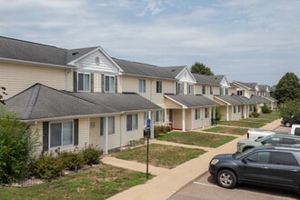 Berry Bush Village in Bangor, MI - Foto de edificio - Building Photo