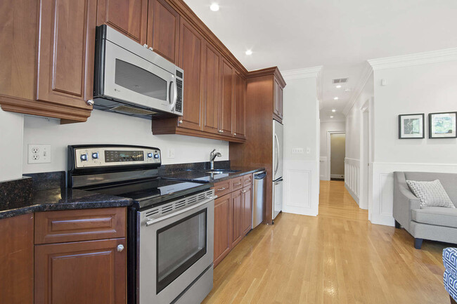 244 Beacon St, Unit 1 in Boston, MA - Building Photo - Building Photo