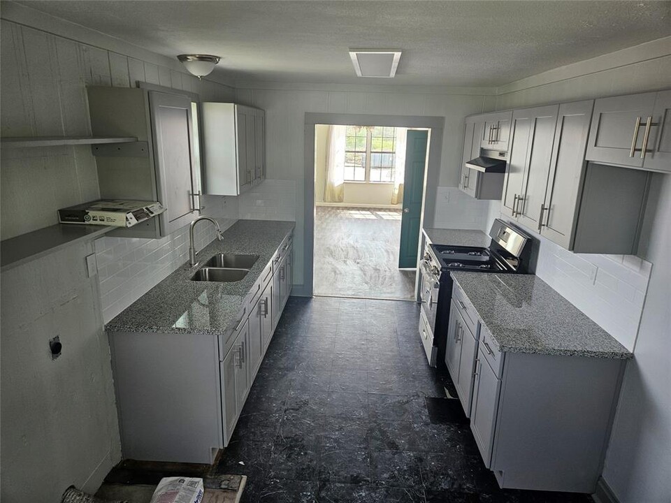 208 W 2nd St in Sweeny, TX - Building Photo