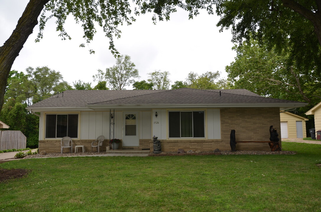 1526 NW 81st St in Clive, IA - Building Photo