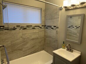 19044 Schoolcraft, Unit Apt 4 in Detroit, MI - Foto de edificio - Building Photo