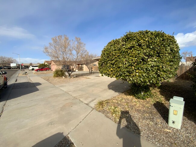 8709 Suncrest Ave SW in Albuquerque, NM - Building Photo - Building Photo