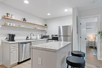 300 SW 23rd St, Unit 2 in Fort Lauderdale, FL - Building Photo - Building Photo