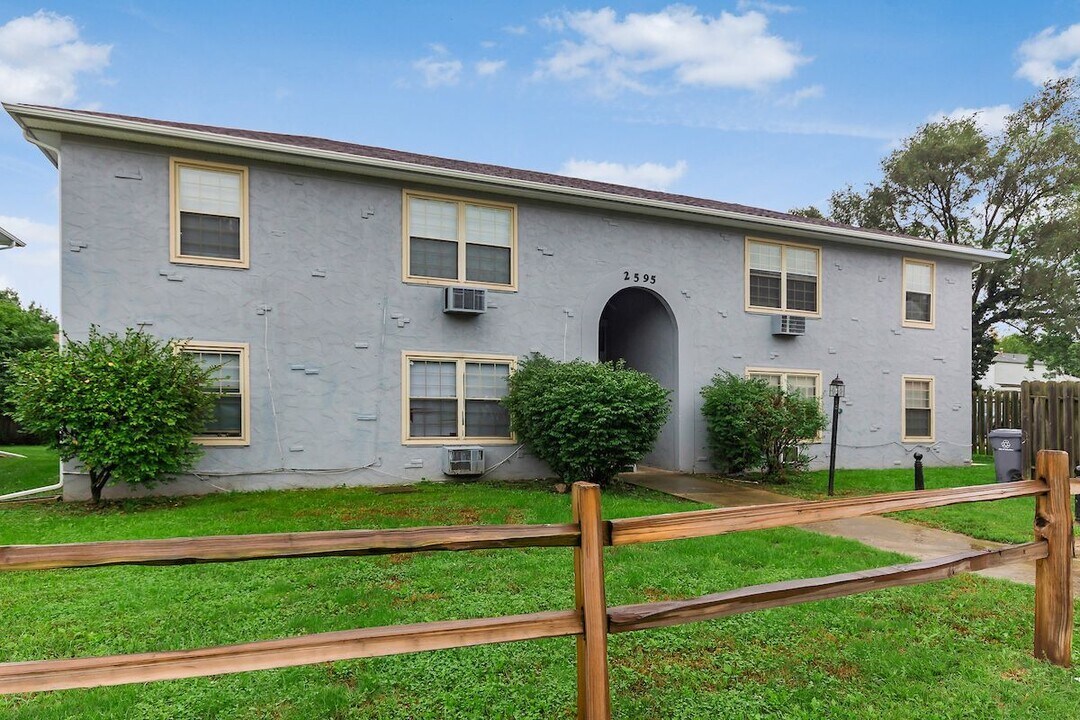 2589 Red Rock Blvd in Grove City, OH - Building Photo