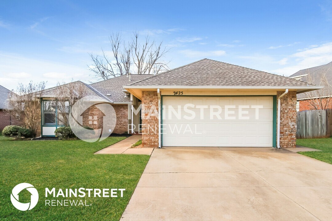 2425 E Hills Dr in Moore, OK - Foto de edificio
