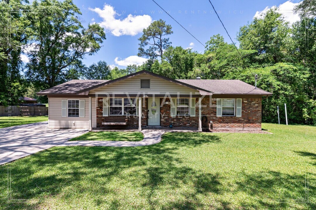 403 Vicks Ln in Saraland, AL - Building Photo