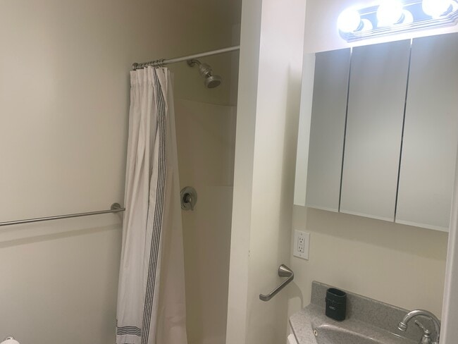 806 E St, Unit A in San Rafael, CA - Building Photo - Building Photo