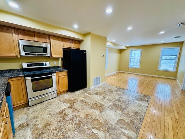 163 Atwells Ave, Unit 3R in Providence, RI - Building Photo - Building Photo