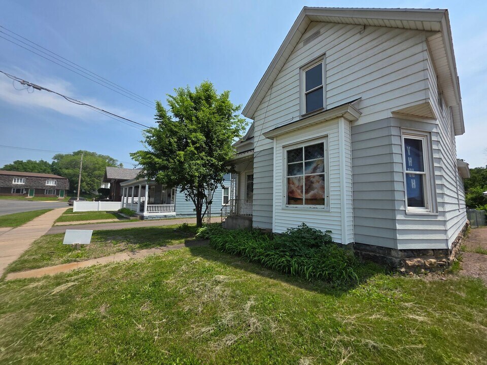 709 Main St in Eau Claire, WI - Building Photo
