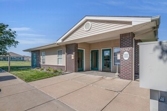 Ottawa Plains Apartments in Ottawa, KS - Foto de edificio - Building Photo