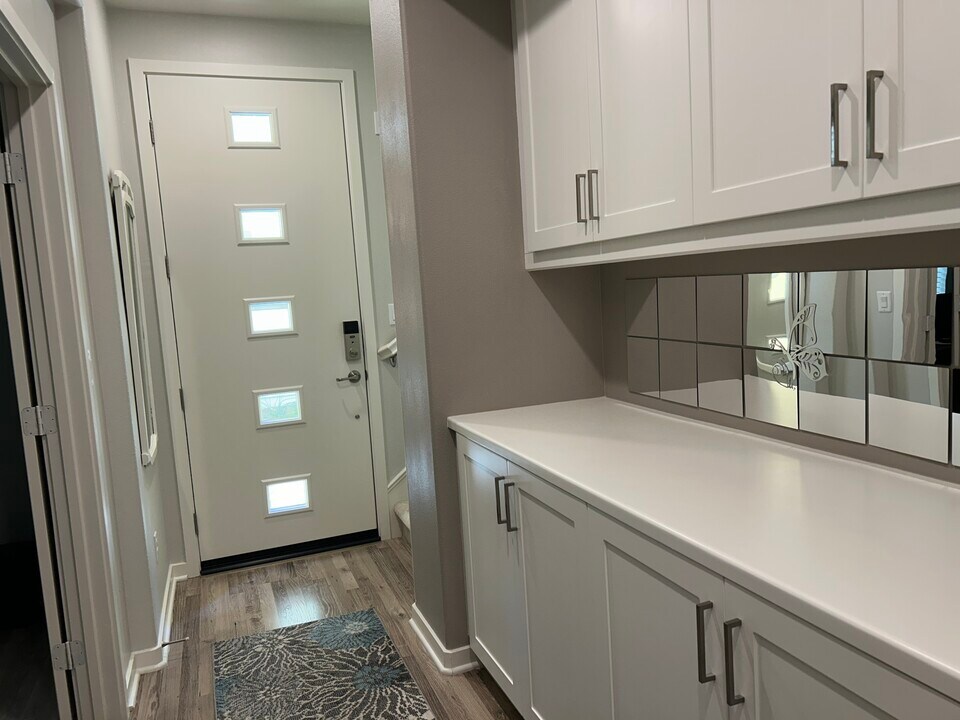 212 Paramount in Irvine, CA - Building Photo