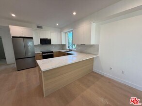 11528 Emelita St in Los Angeles, CA - Building Photo - Building Photo