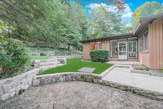 203 Hoyt St in Darien, CT - Building Photo - Building Photo