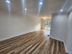 3700 Taylorsville Rd in Louisville, KY - Building Photo - Building Photo