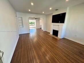 2210 SW 25th St in Miami, FL - Building Photo - Building Photo