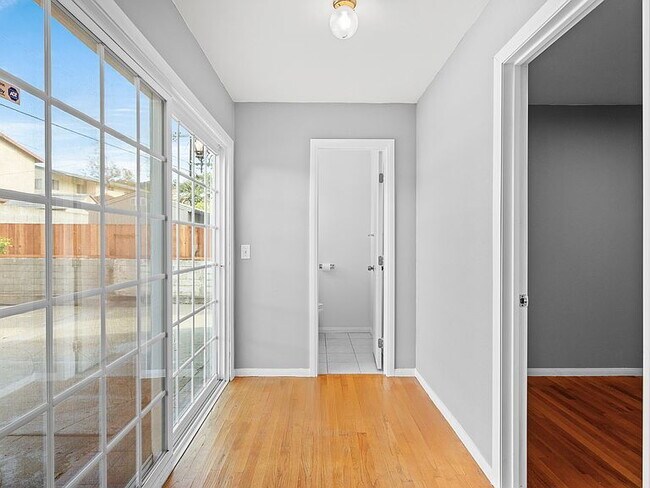 3810 Burnside Ave in Los Angeles, CA - Building Photo - Building Photo