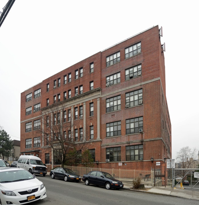 Maragaret M Hughes Manor in Yonkers, NY - Foto de edificio