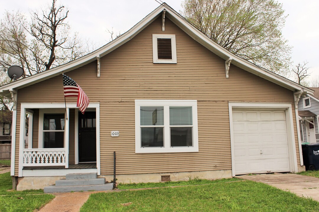 1003 N Park St in Brenham, TX - Building Photo