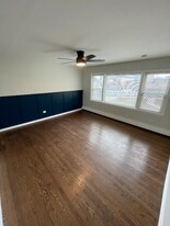 7810 S Escanaba Ave, Unit 2D in Chicago, IL - Building Photo