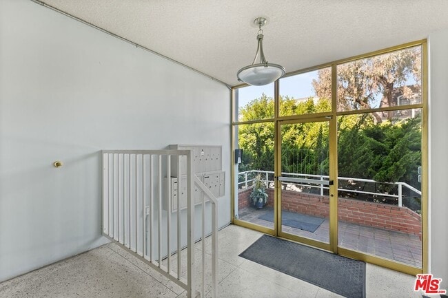 8148 Redlands St, Unit 3 in Los Angeles, CA - Building Photo - Building Photo