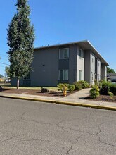 400 W Rose St in Lebanon, OR - Building Photo - Building Photo