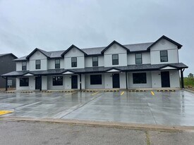 725 Howard Dr in Lebanon, MO - Building Photo