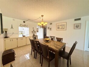 9820 S Hollybrook Lake Dr in Pembroke Pines, FL - Building Photo - Building Photo