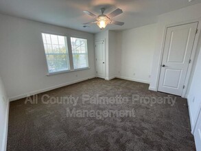 1527 Foster Creek Rd in Hanahan, SC - Foto de edificio - Building Photo